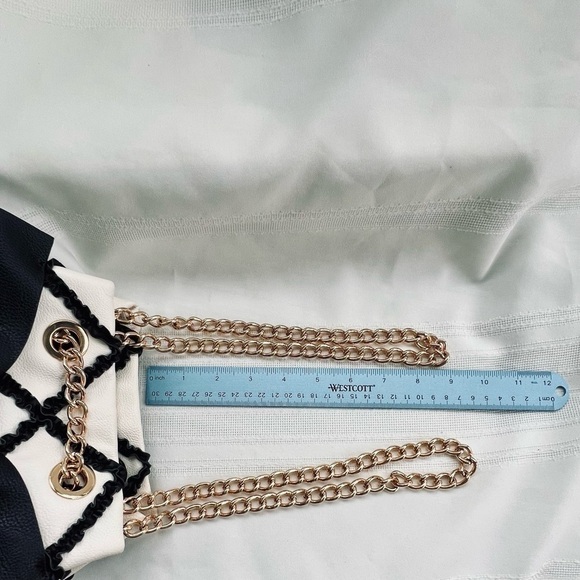 💥SALE💥 Betsey Johnson Bow Satchel Pebble Texture Faux Leather Gold Chain EUC - Picture 12 of 16